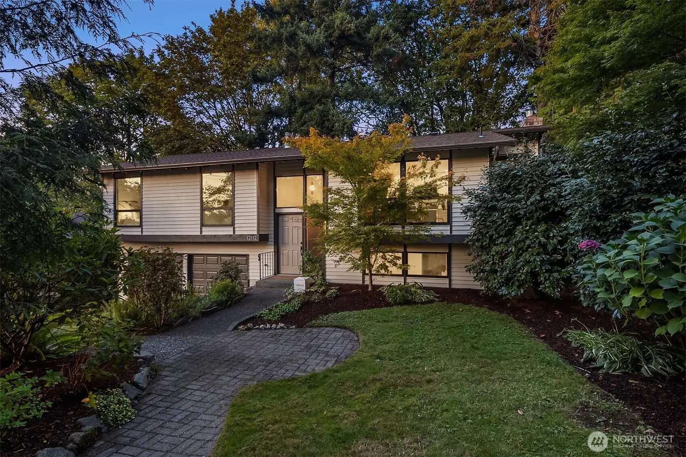 12112 SE 46th Pl, Bellevue: photo 4 of 5