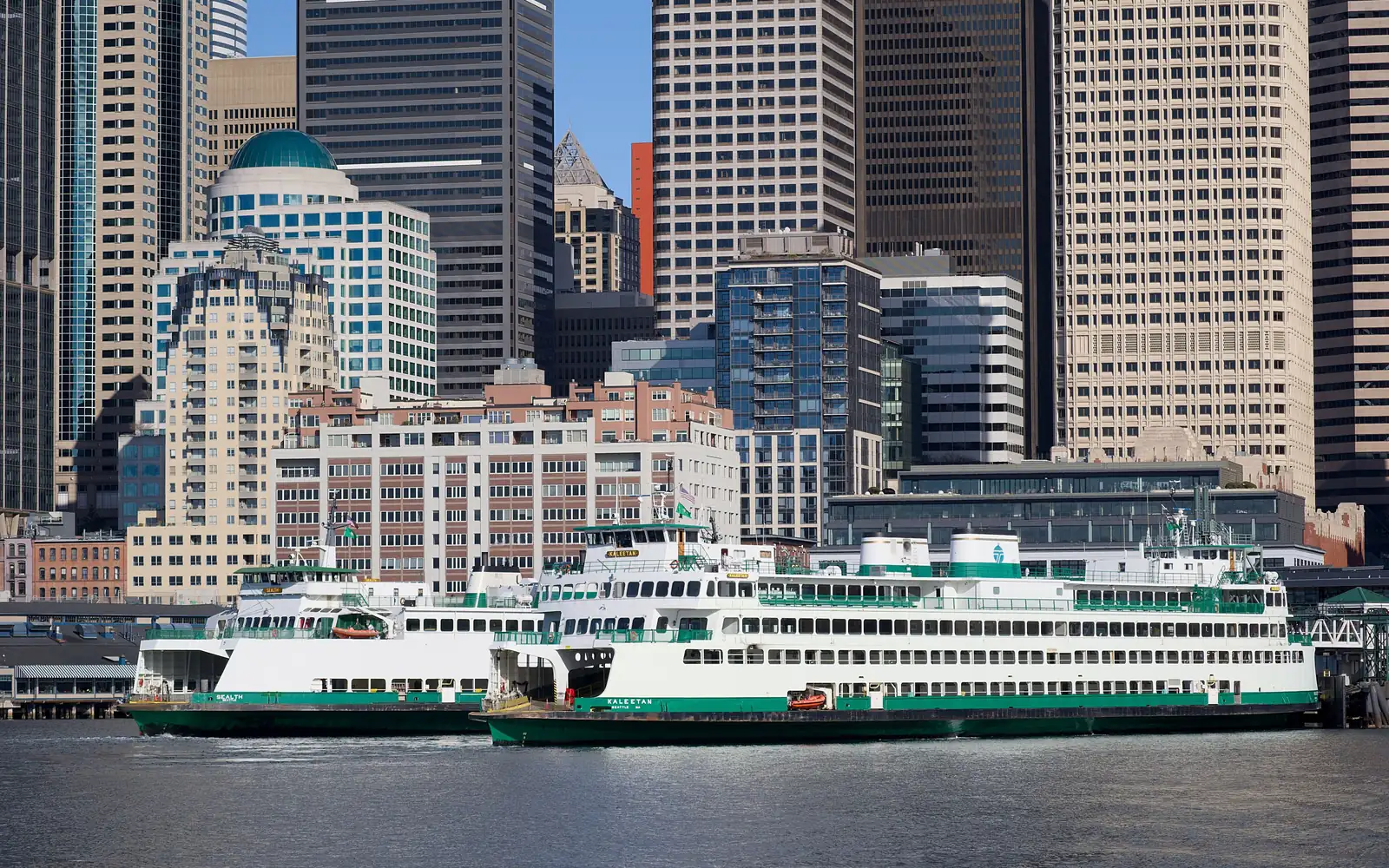 A Washington State ferry leaving the Seattle waterfront
